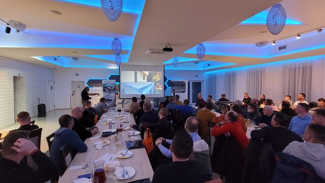 Szkolenie: rozwiązania Renoplast, Pan Piotr prezentuje rozwiązania Renoplast na posadzkę ceramiczną  na dużej sali