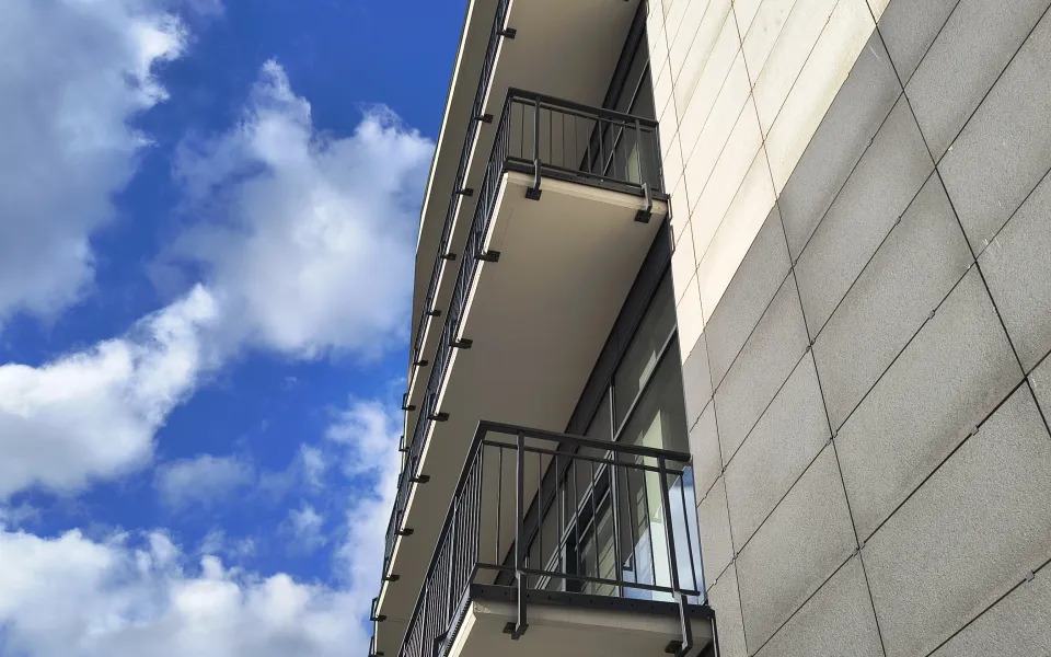 enoplast system Basic W30 Galeria Rzeszów część biurowa balkon widok z dołu