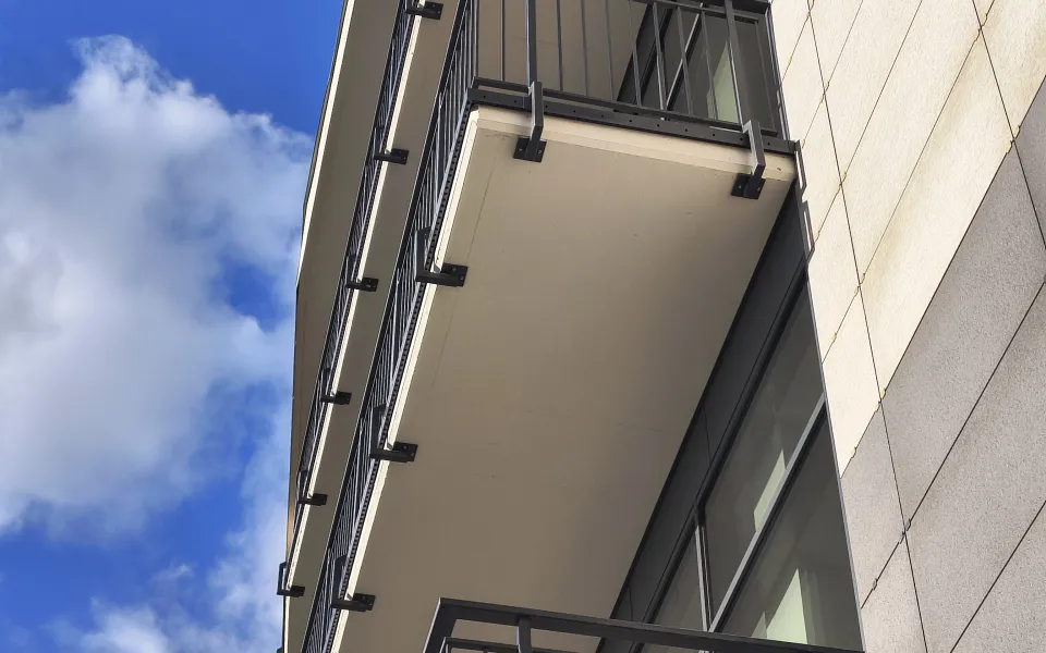 Renoplast system Basic W30 Galeria Rzeszów część biurowa balkon widok z dołu